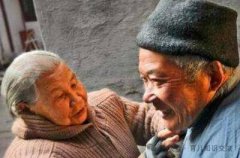 婆家分拆遷款，公婆親自來送錢，看了一眼存折我將他們趕出家門